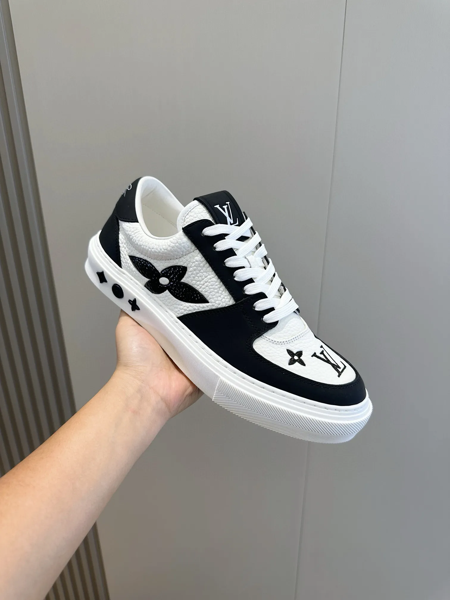 Factory price: 438💰LV full cowhide color-printed men's sneakers. This Ollie lace-up sneaker is made of floral embossed fabric, continuing the inspiration of the season's ready-to-wear collection. The laces are used to set off the gorgeous design, monogram flowers are embellished with transparent rubber outsole, and the brand logo is written on the back. Cowhide upper, cowhide lining, TPU outsole Size: 39-44 (customized at 38.45)